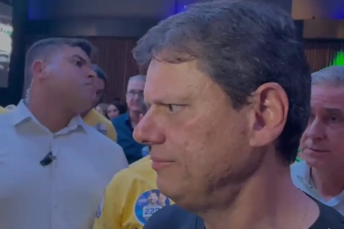 Tarcísio diz que estará no programa de Flávio e minimiza Dark Horse