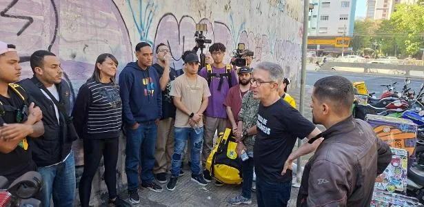 Zema encontra motoboys em SP, e entregador acusa colegas de receber R$ 200