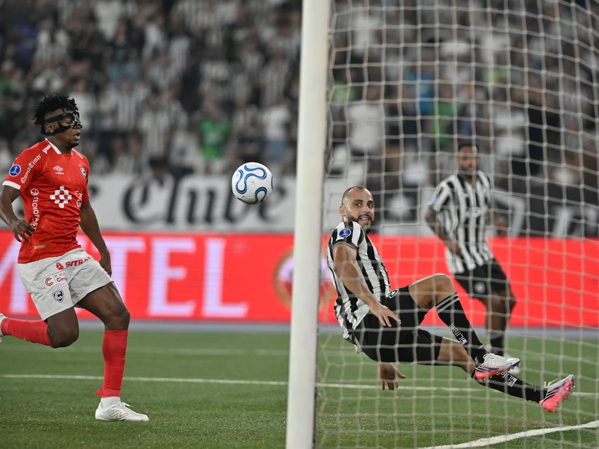 Inacreditável! Arthur Cabral perde chance sem goleiro em Botafogo x Cienciano; veja vídeo