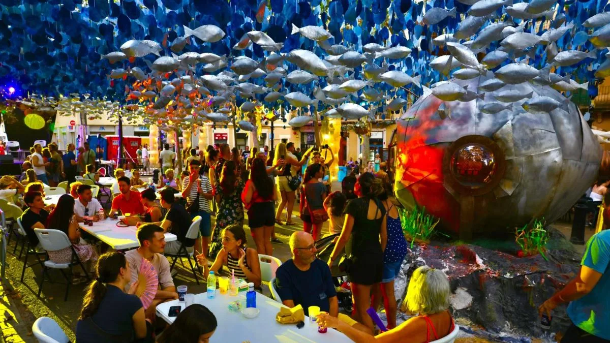 El universo marino de la plaza Rovira, mejor decorado de las fiestas de Gràcia