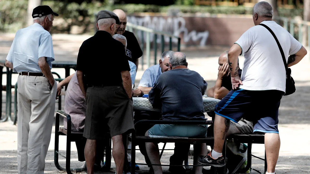Más de 40 años cotizados y una pensión recortada: la historia de cuatro jubilados que llevan miles de firmas al Congreso para pedir el fin de las penalizaciones perpetuas