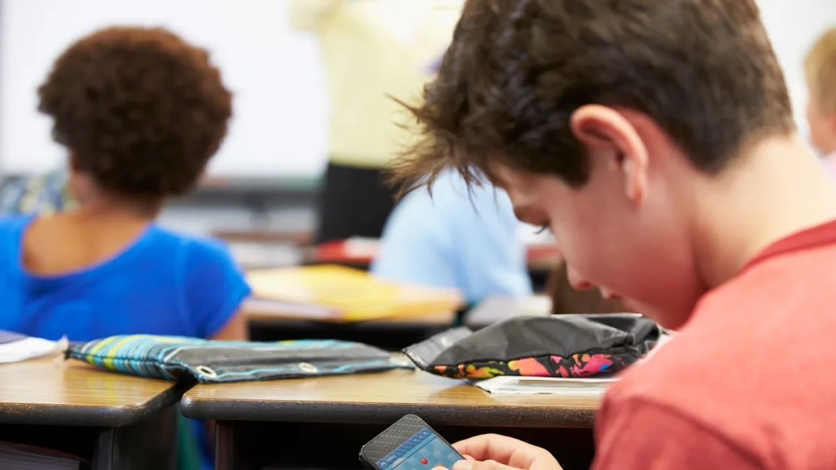 Alle Schulen betroffen! - Bundesland plant das strengste Handy-Verbot