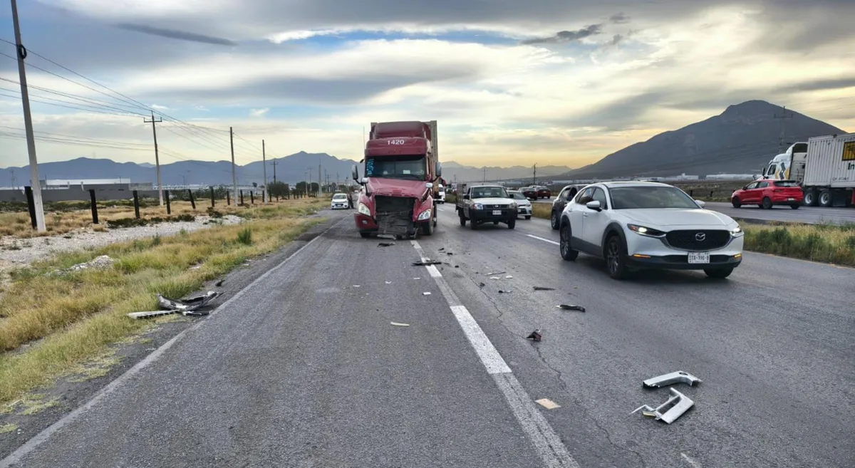 Accidente entre tráileres en carretera a Monterrey deja solo daños materiales en Ramos Arizpe