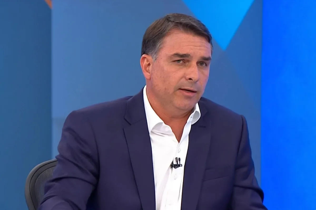 “Não farei economia com salário mínimo, nem com aposentados”, diz Flávio Bolsonaro