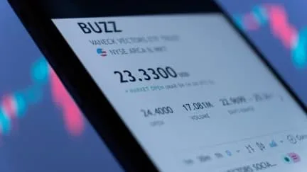 Ils sont "le point d’entrée des investisseurs" mais le gouvernement ne les voit pas d'un bon œil: pourquoi certains ETF risquent de devenir inéligibles au PEA