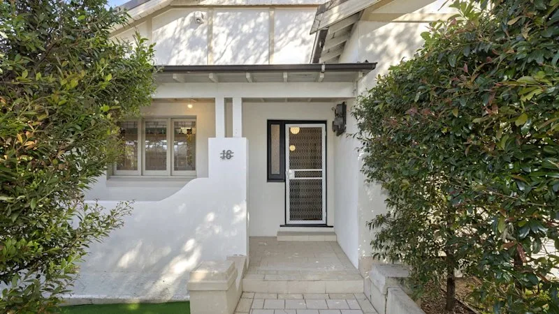 A single bid secures keys to inner west home for $150,000 below reserve