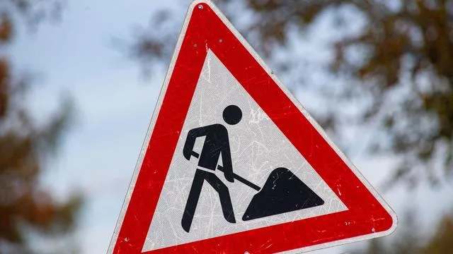 Trotz Absperrung: Rentner fährt durch Baustelle – Polizei stoppt Weiterfahrt