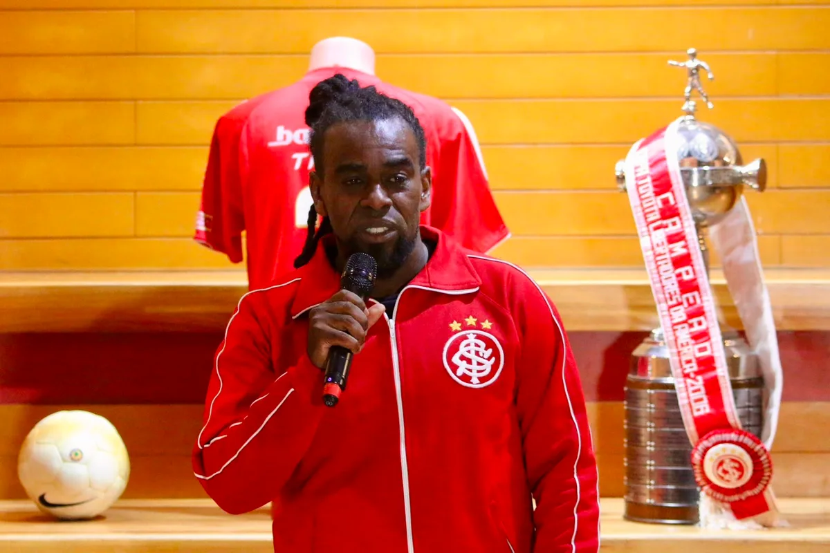 Inter: Tinga une comemoração dos 20 anos da Libertadores a campanha para reforma do CT