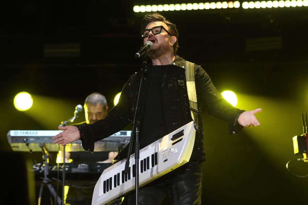 “Entre más me digas eso, menos voy a cantar”: Aleks Syntek regaña a fans en el Grito de la Independencia