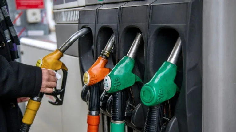 CARTE. 45 euros d'économies en faisant son plein Espagne plutôt qu'en France: qui paie son carburant le moins cher en Europe (et le plus cher)?