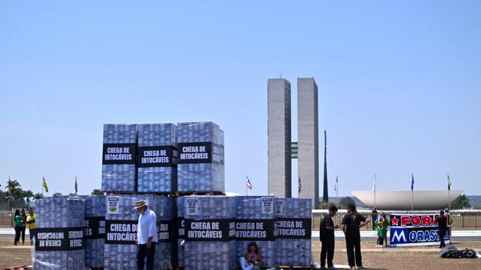 Manifestantes levam “montanha de dinheiro” em protesto contra Moraes em Brasília; veja fotos