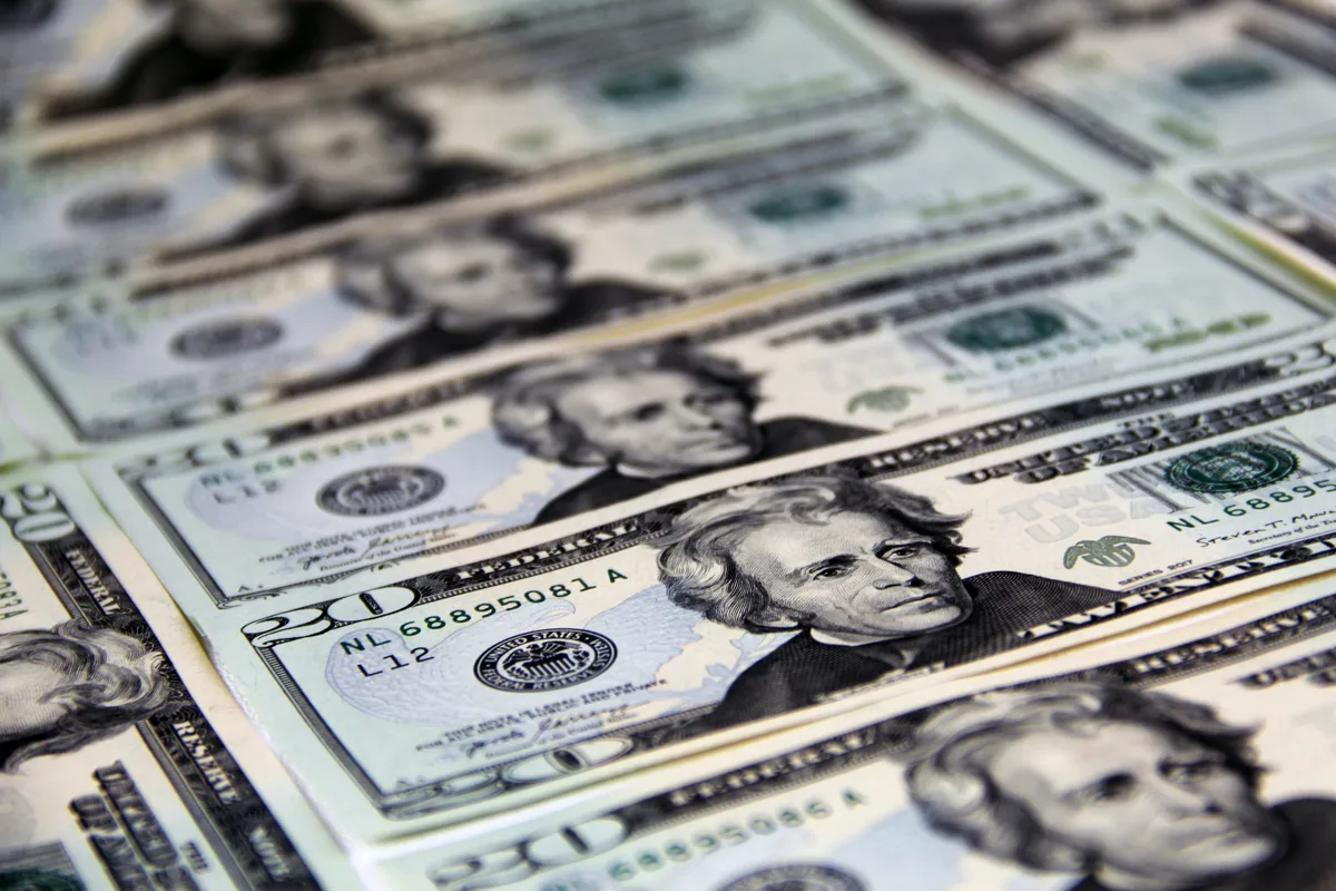 Dólar abre em queda com pesquisas eleitorais e fim da escala 6x1 no radar