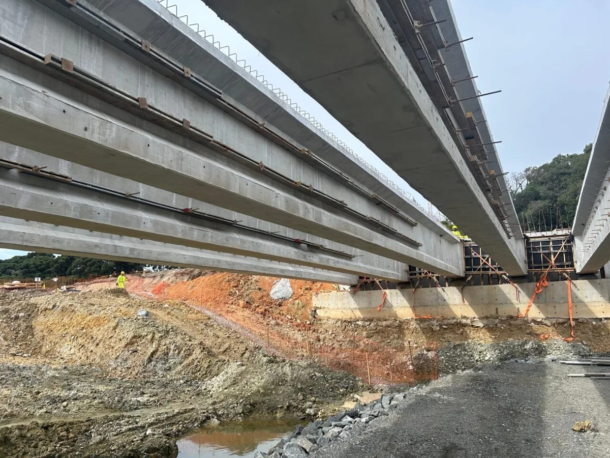 Vigas de novo viaduto provocam bloqueio no Contorno Norte de Curitiba