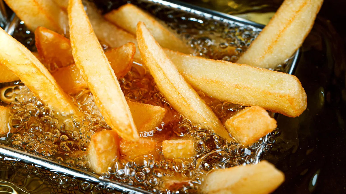 Reino Unido quer tirar frituras da merenda escolar; entenda os riscos desses alimentos