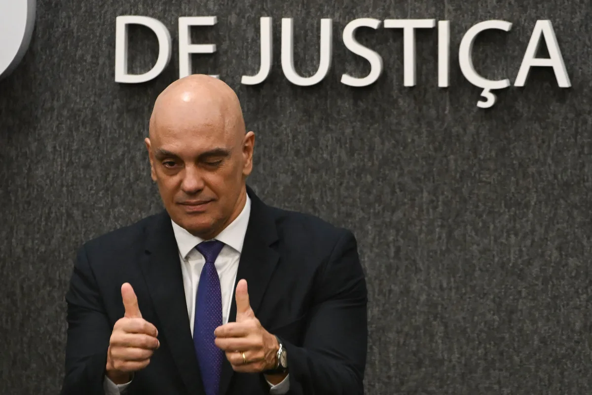 Contrato previa que mulher de Moraes defendesse Master junto à PF