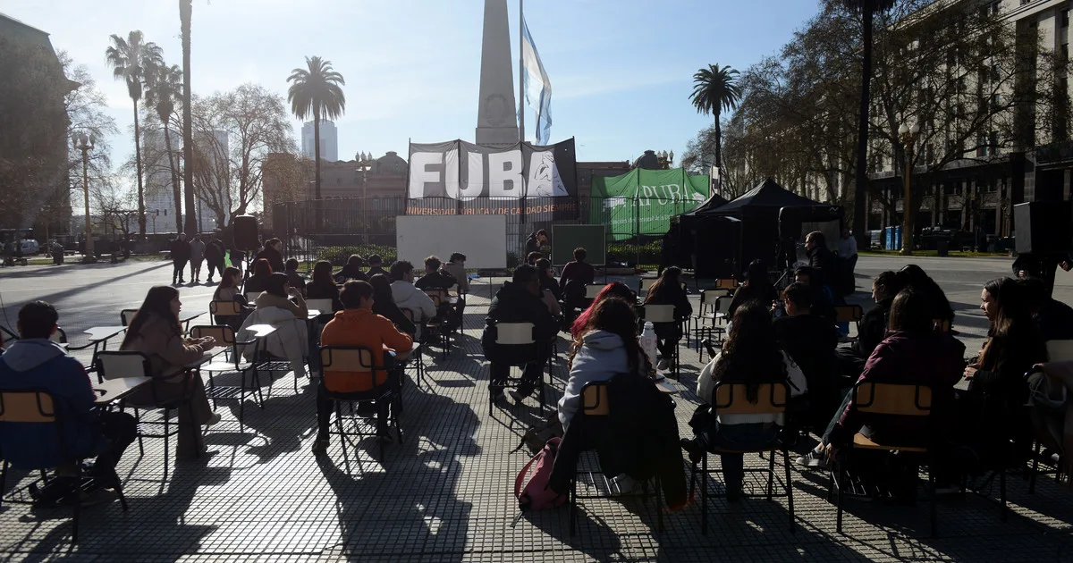 Universidades: hubo actos y clases públicas en Plaza de Mayo para que se cumpla la ley de Financiamiento