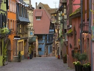 Cette cité fortifiée, perle du vignoble alsacien, est aussi l’un des plus beaux villages de France