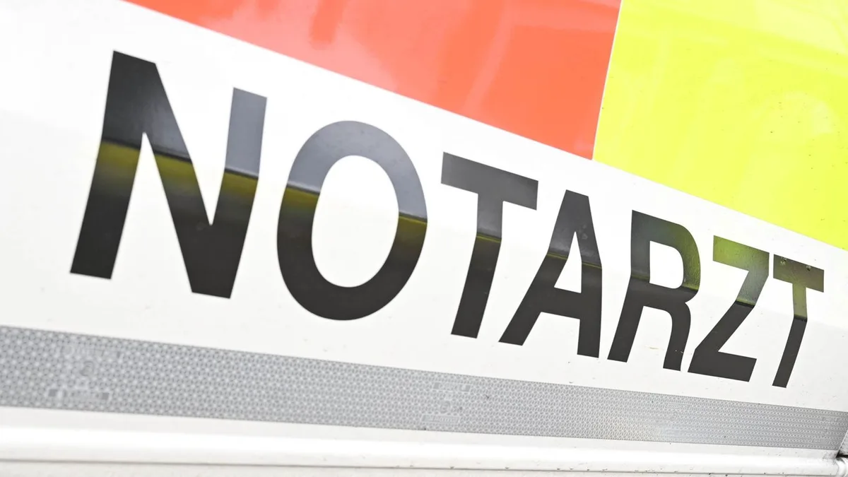 Schwerer Unfall: Betonlaterne stürzt auf Radfahrer - Lebensgefahr