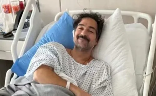 Alfonso Herrera se somete a una cirugía de rodilla; reaparece desde el hospital