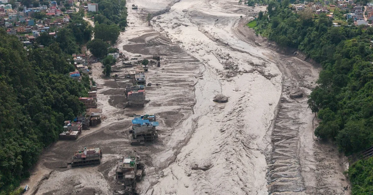 Estiman que el hielo desprendido de un glaciar pudo haber causado la arrasadora riada en Nepal