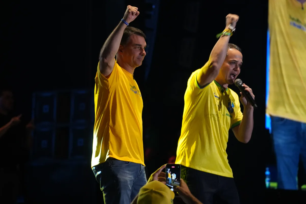 Pazolini diz que vai usar a imagem de Flávio Bolsonaro na campanha "no momento certo"