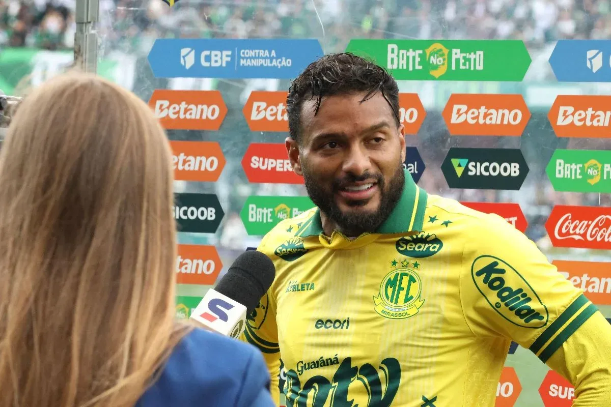 Reinaldo perde a paciência com arbitragem, cita Flamengo e Palmeiras e faz pedido no Brasileirão