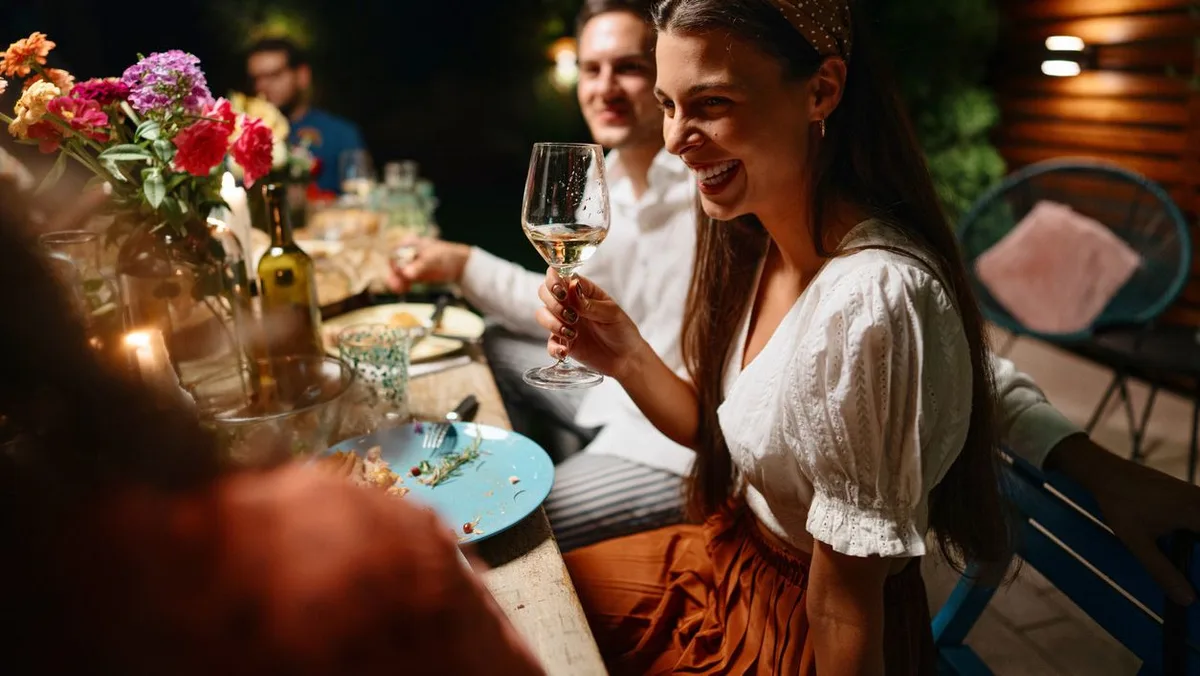 La psicología confirma que los adultos que hablan mucho en la cena no buscan atención, sino reparar traumas de su infancia
