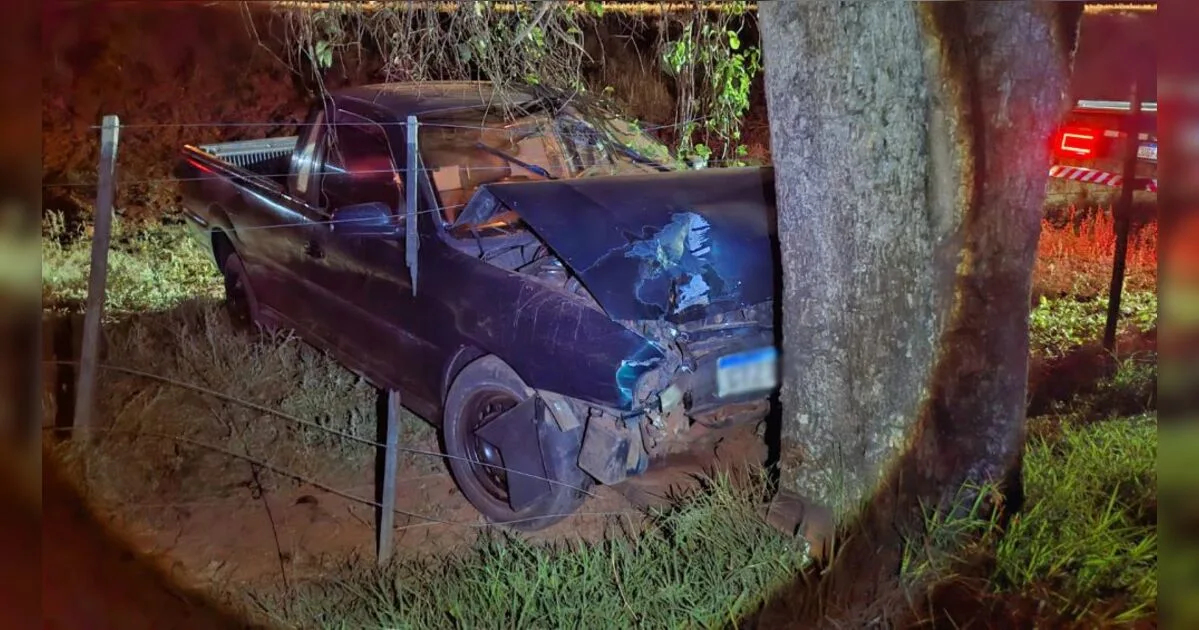 Saveiro sai da pista e deixa duas pessoas feridas na PRc-272