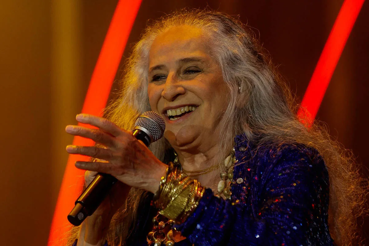 Maria Bethânia faz o 'L' de Lula em show descontraído no Coala Festival