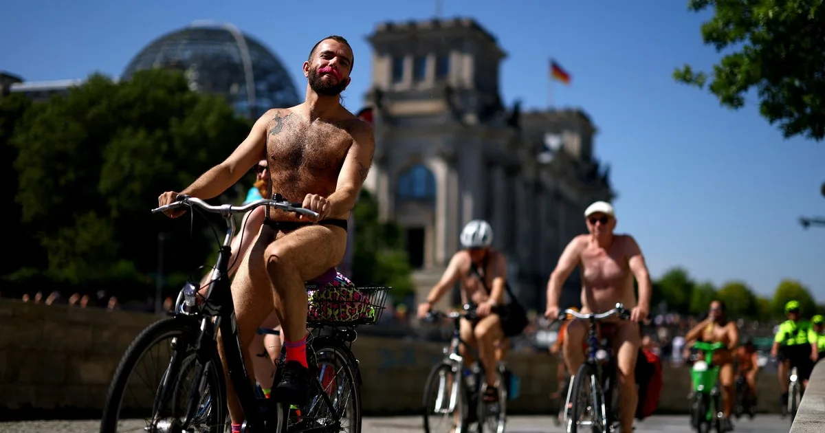 "World Naked Bike Ride": qué hay detrás del movimiento de ciclistas que pedalean al desnudo alrededor del mundo