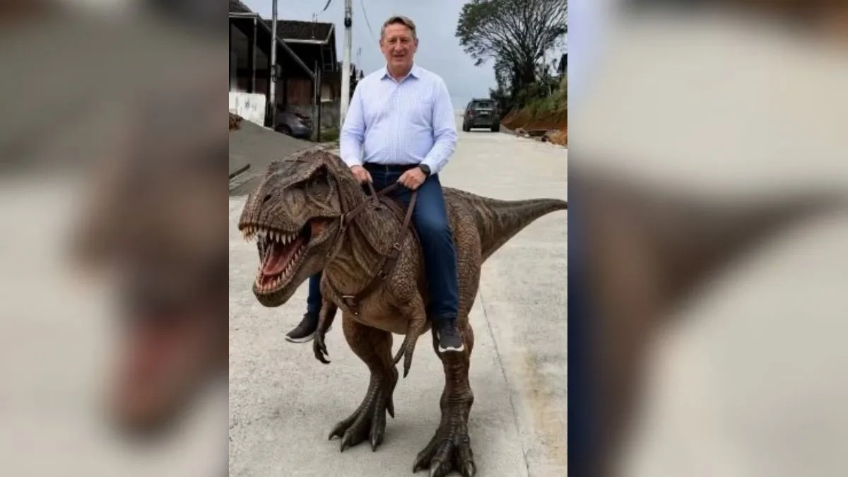 Prefeito catarinense surge montado em dinossauro para vistoriar obra pública