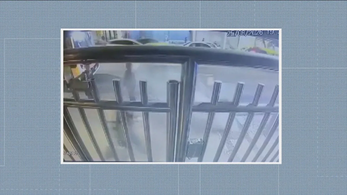 Poste desaba e fere mulher e criança em Copacabana, na Zona Sul do Rio