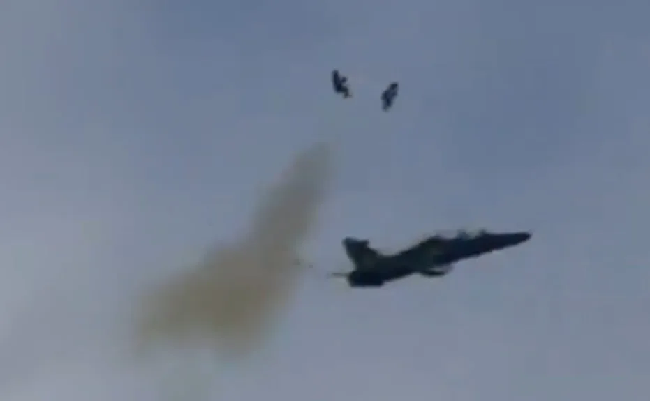Video: El momento exacto en el que dos pilotos británicos se eyectan antes de que su avión se estrelle y explote