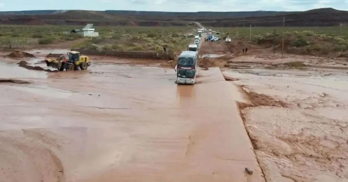 Servicio a la Comunidad | Cortan la Ruta 5 por la crecida del arroyo Carranza tras las intensas lluvias en Vaca Muerta
