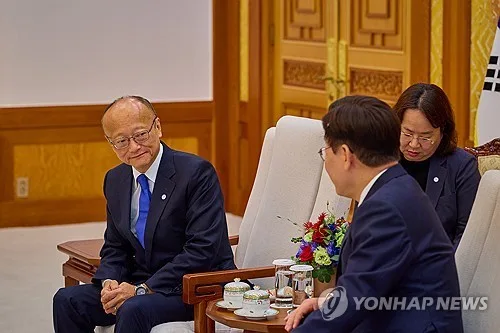 "아무도 일본을 초강대국이라 생각 안해"…ADB 총재의 경고