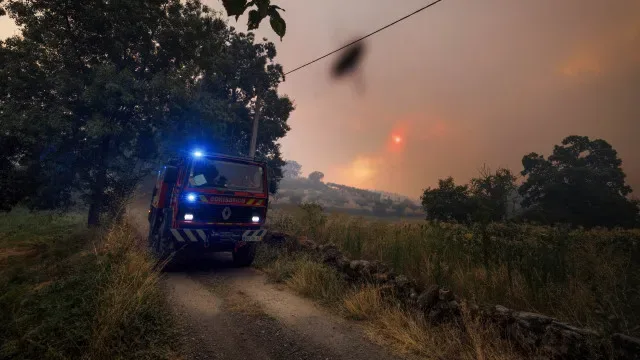 Fogo em Arouca com três frentes (311 operacionais e cinco meios aéreos)