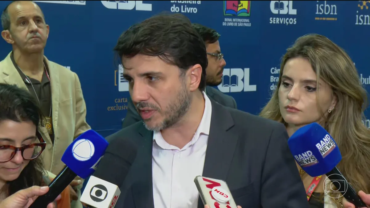 Renan Santos, candidato à Presidência pelo Missão, faz campanha em São Paulo
