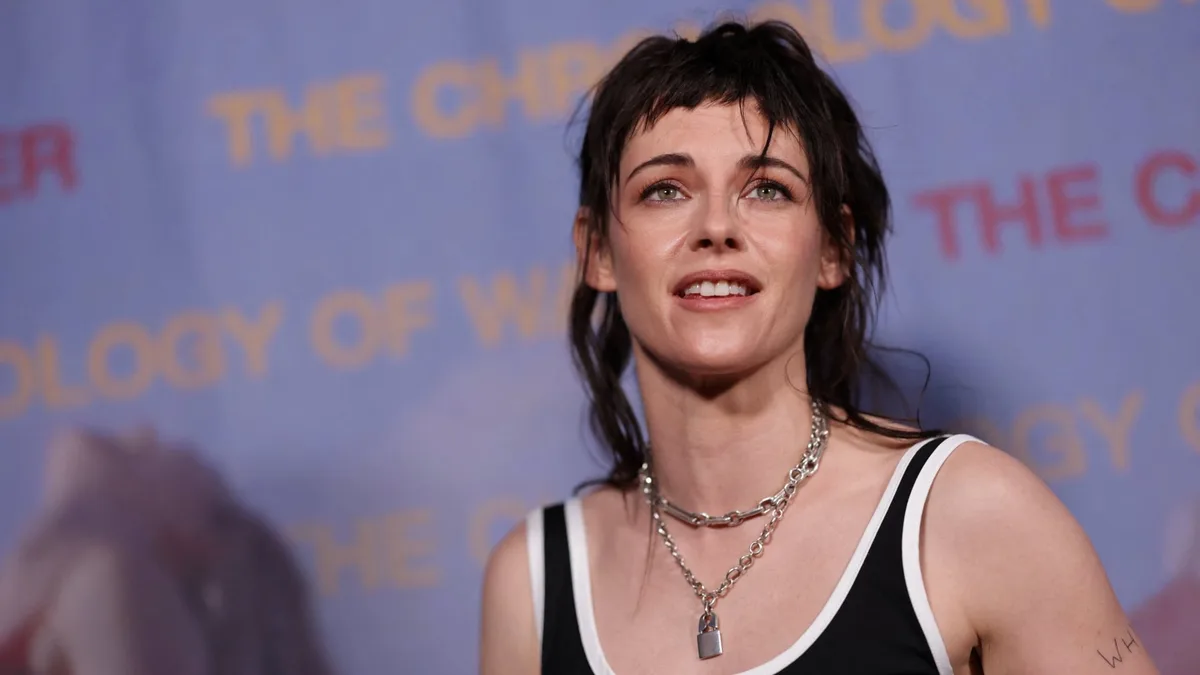 Kristen Stewart define a su yo de 17 años en Crepúsculo como “una pequeña perdedora pretenciosa”