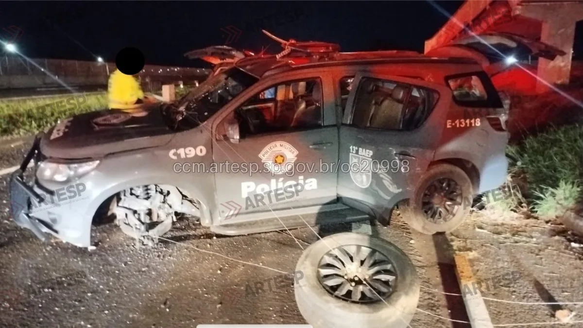 Viatura da Polícia Militar capota após motorista perder o controle do veículo na SP-294 em Marília