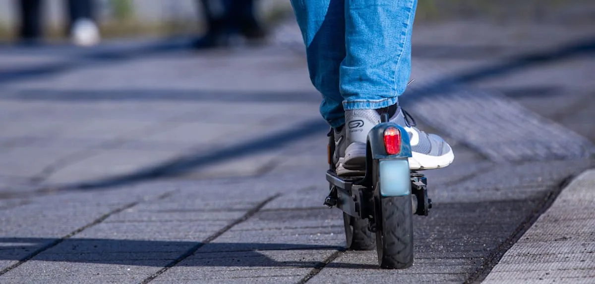 E-Scooter-Fahrer kollidiert mit Kartonträger auf Radweg in Jever