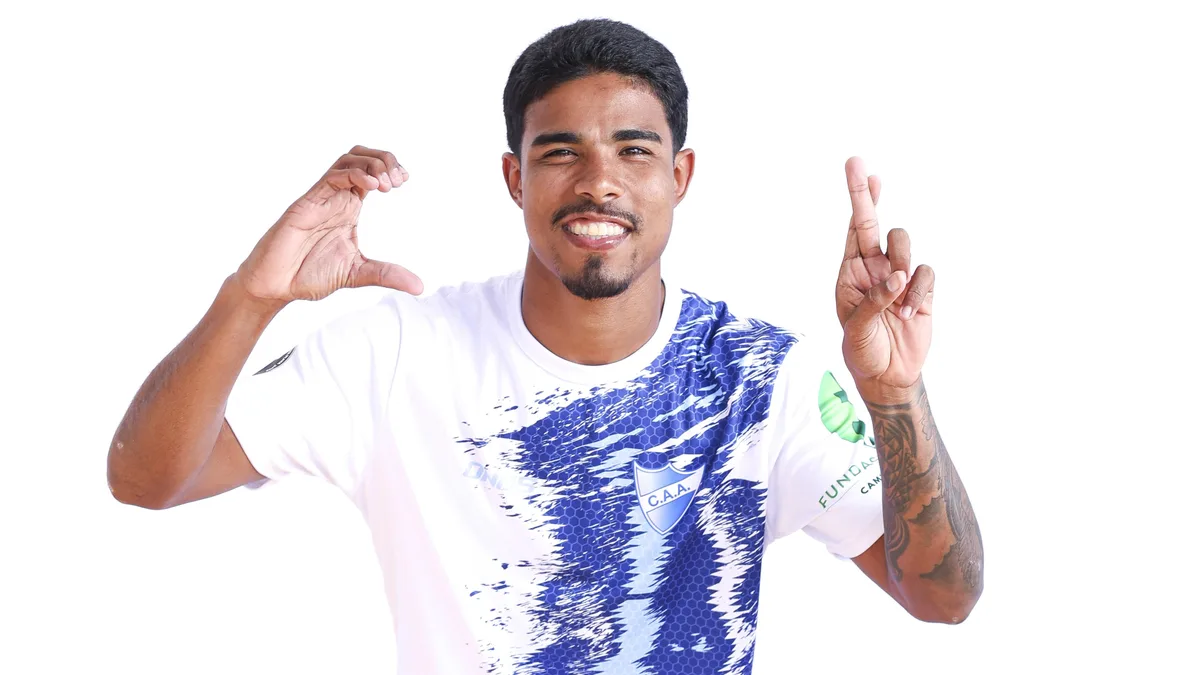 Copa Vitória das Comunidades abre portas para os sonhos de Joab no futebol e na areia