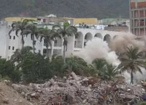 Demuelen residencias Newport en La Guaira tras daños causados por los sismos