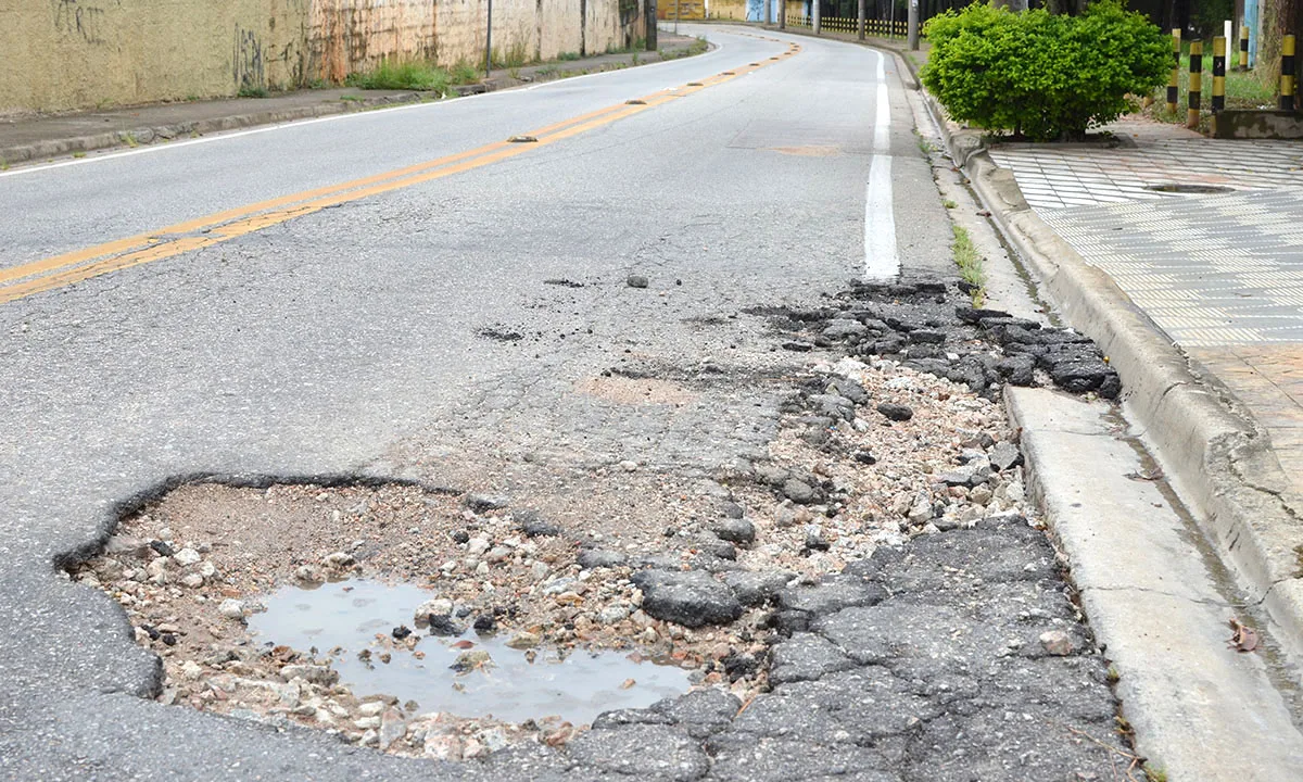 Caiu em um buraco? Saiba como consertar seu carro de graça
