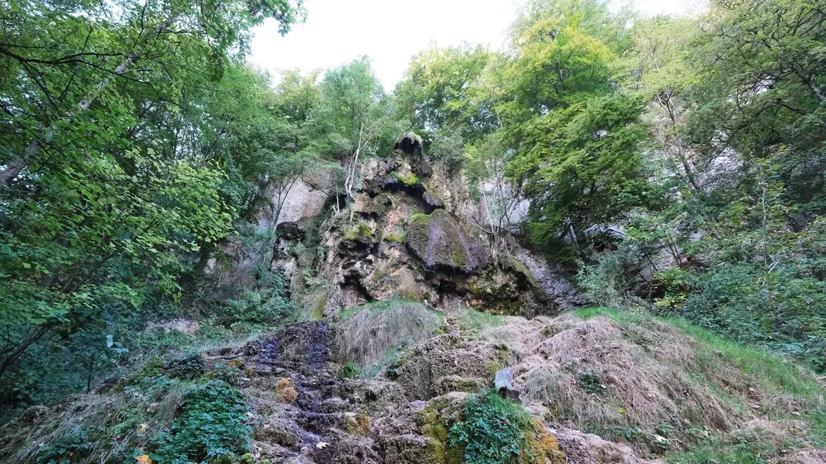 Naturspektakel: Uracher Wasserfall fast versiegt - nur noch ein Rinnsal