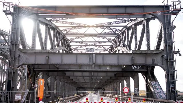 Elbquerung: Senat: Ersatzbau für beschädigte Freihafenelbbrücke ab 2028