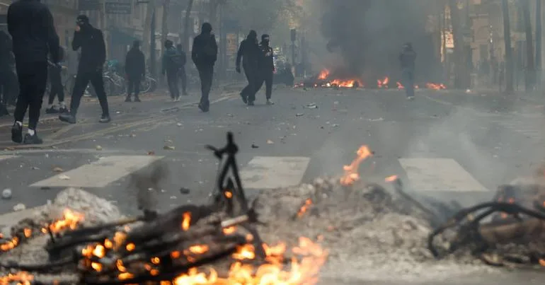 França. 2.400 detenções e mil polícias feridos em tumultos