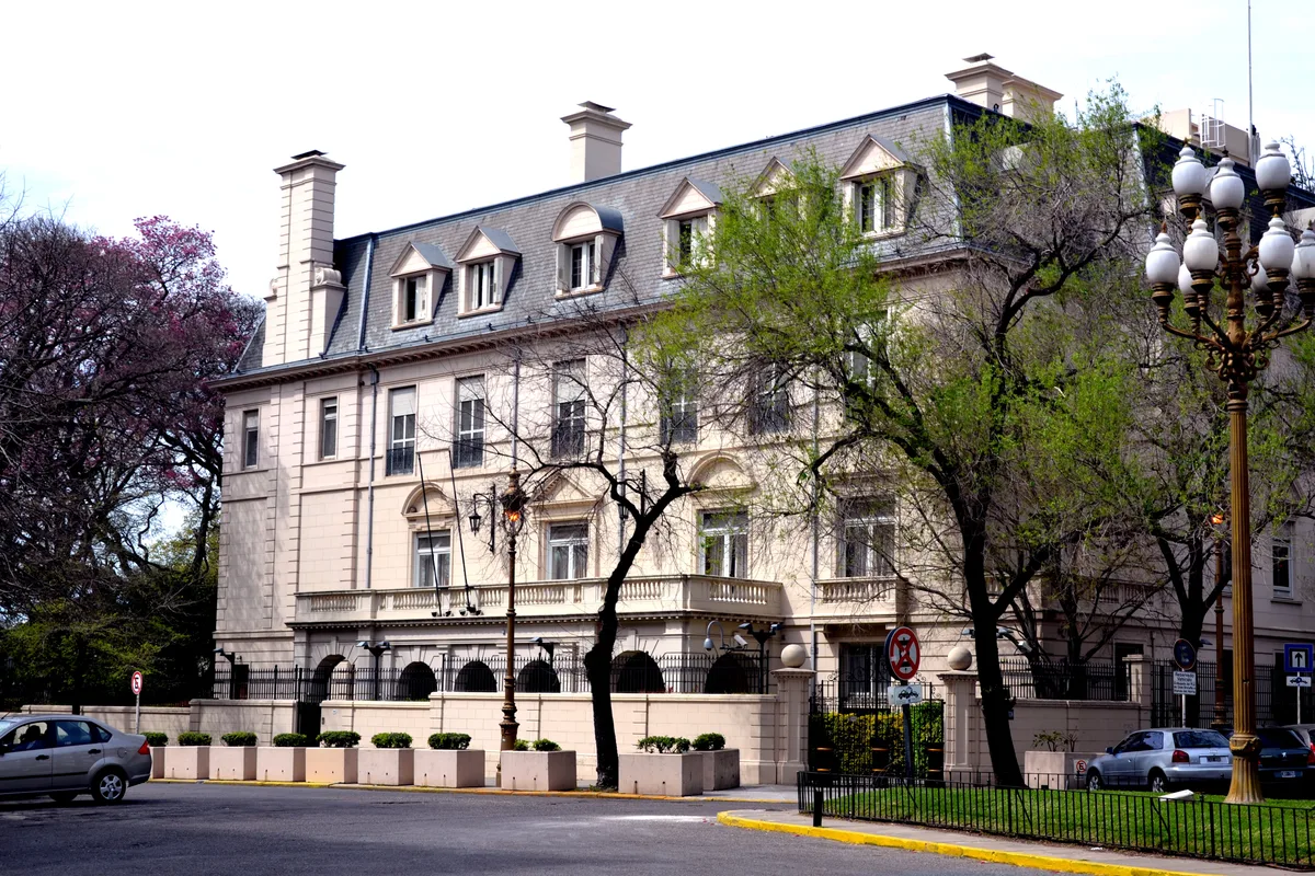 La decisión de Gran Bretaña que elimina un beneficio especial para sus diplomáticos en Buenos Aires