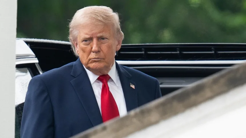 Trump tacha de «fuerzas negativas» a quienes piden regular la IA y dice que «no sucederá»