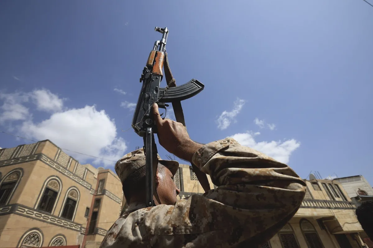 Houthis tomam ilha à entrada do mar Vermelho e apertam o cerco a uma rota vital