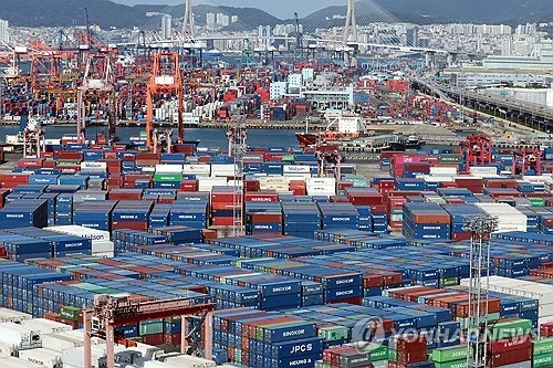 8월 수출액 983억달러로 역대 3위…반도체 사상 최대(종합)